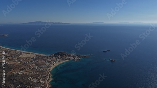 Fototapeta Naklejka Na Ścianę i Meble -  Vue Aérienne d'une Île Méditerranéenne avec Plage et Mer Turquoise