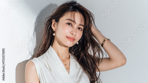 女性が白いブラウスで明るく笑う