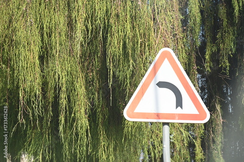 Panneau virage à gauche route