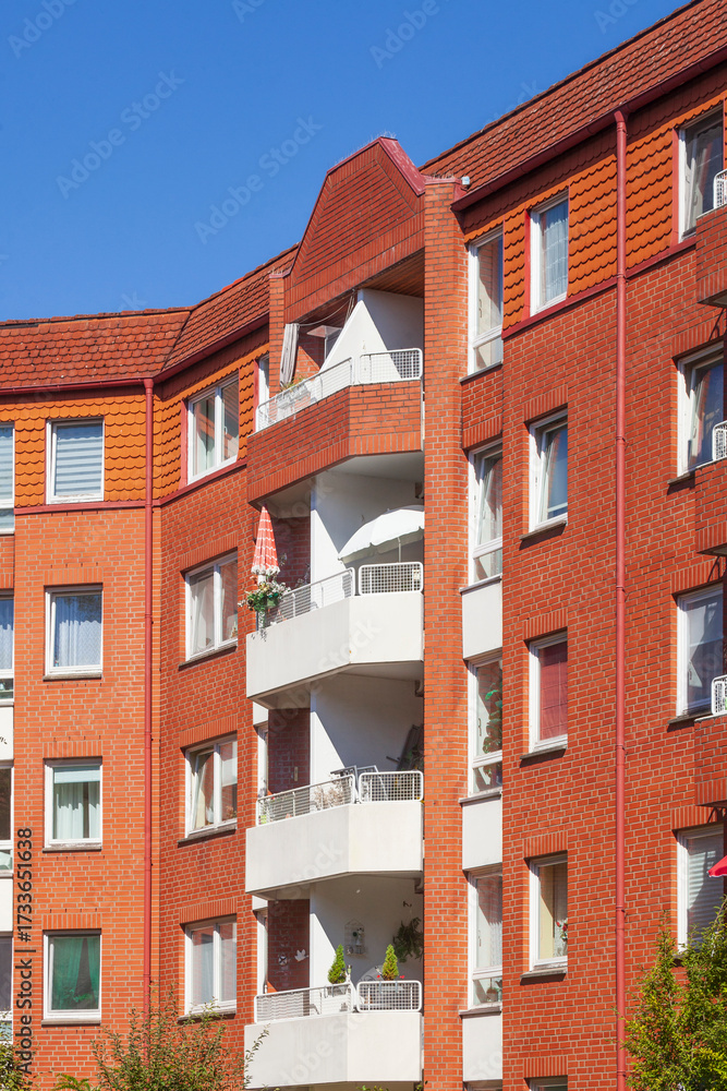Fototapeta premium Modernes Wohngebäude aus Backstein, Mehrfamilienhaus, Harburg, Hamburg, Deutschland