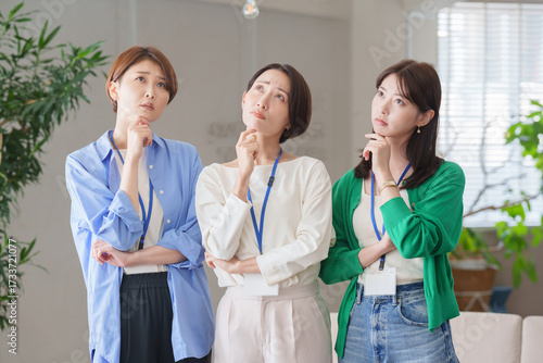 オフィスで働く女性たち（考える）