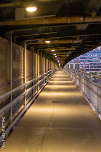 Brücke in Wien bei Abenddämmerung