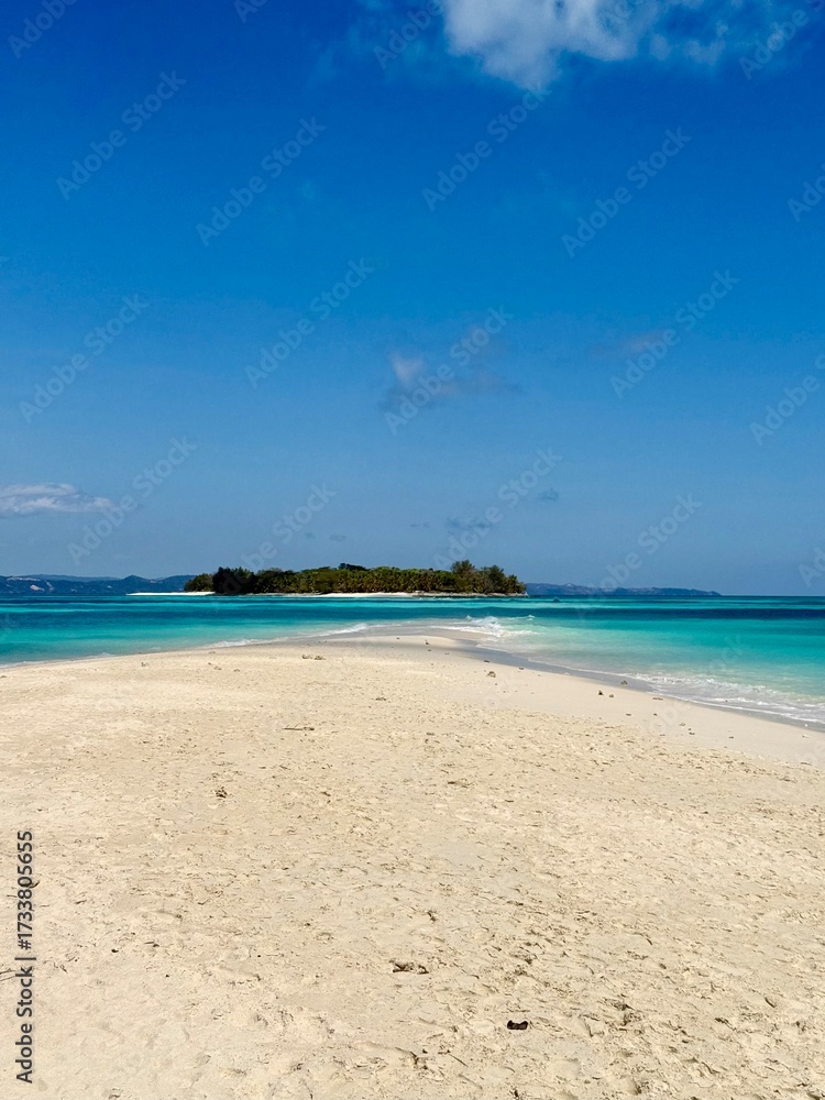 Fototapeta premium Turquoise waters of Nosy Iranja sandbank in Madagascar