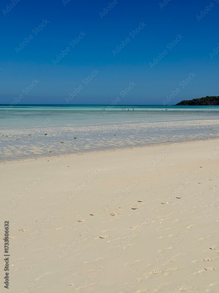 Fototapeta premium Turquoise waters of Nosy Iranja sandbank in Madagascar