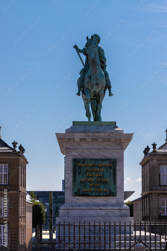 Obraz premium Copenhagen, Denmark 07-20-2025 The Amalienborg Square in the center of Copenhagen which is being surrounded by the beautiful buildings of the Amalienborg Palace and in the centre the Equestrian statue