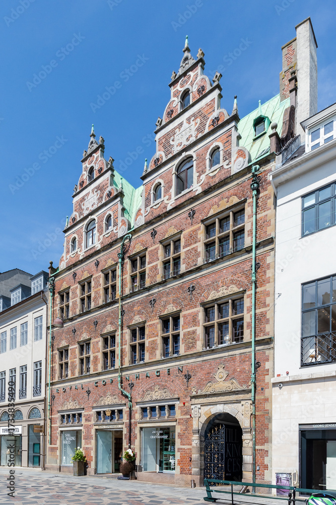 Obraz premium Copenhagen, Denmark 07-20-2025 Amagertorv is a central public square in Copenhagen, known for its medieval roots as a market square for farmers and historic buildings like the Royal Copenhagen store.
