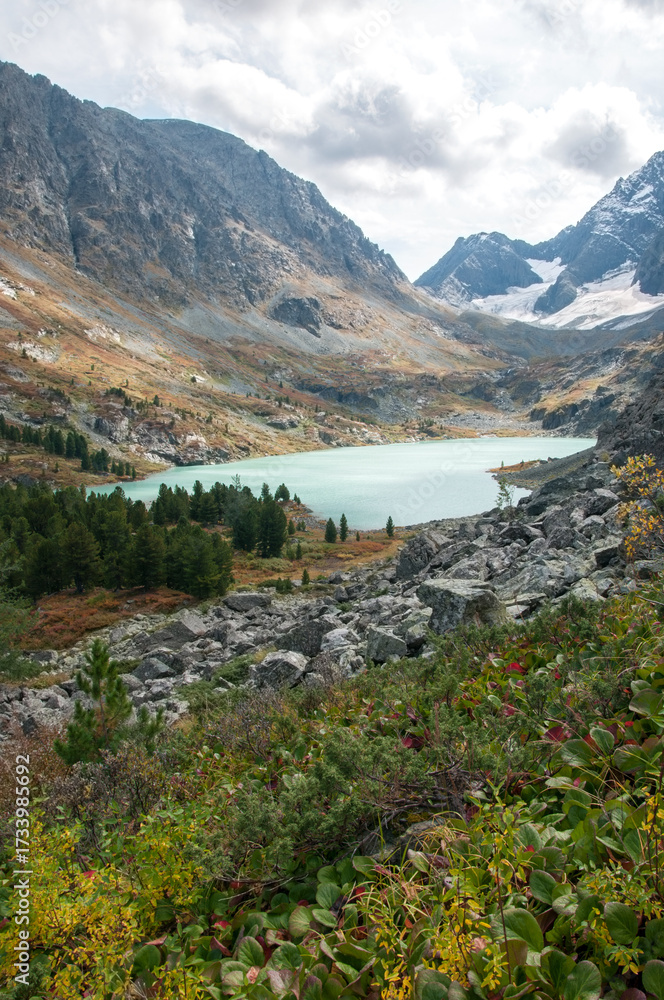 Naklejka premium View on lake Kuyguk and Kuyguk valley in late august, the Altai Republic, Russia