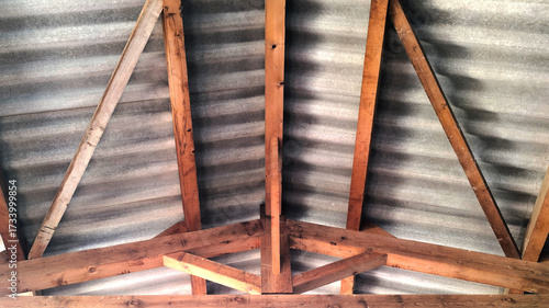 Modèle de charpente en bois et plaques fibrociment