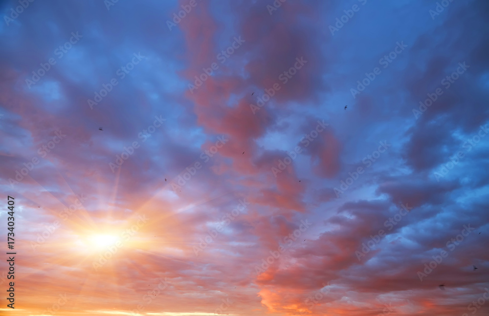 Obraz premium Dramatic sky with beautiful pink and orange clouds at sunset.