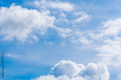 秋の空　昼の青空と雲04