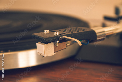 Papier peint Nostalgic feel turntable with focus on the tonearm close-up