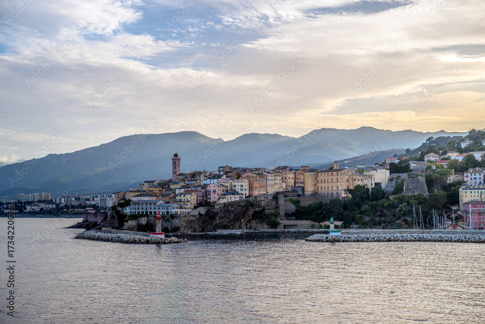 Obraz premium Le vieux port de Bastia avec la Citadelle vu depuis la mer, Corse, France