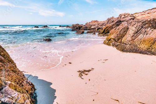 Fotografie Secluded sandy beach along 17 Mile Drive in Monterey, California