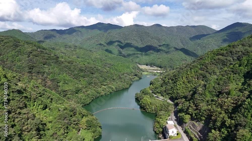 日本のドローン映像　山口県山口市の一の坂ダムから遠ざかりながら空撮