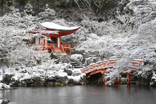 京都市の世界遺産醍醐寺 弁天池の雪景色