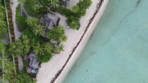 美しいタハア島を空撮