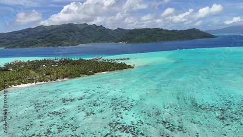 美しいタハア島を空撮