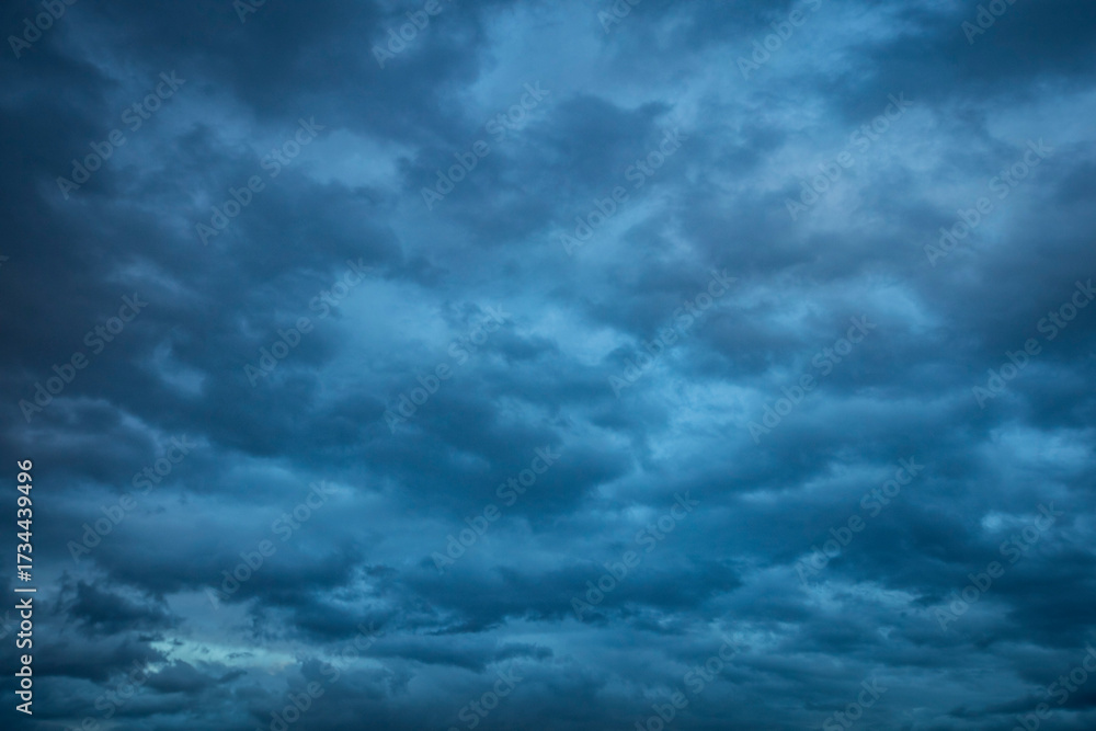Obraz premium Gloomy dark storm clouds before rain