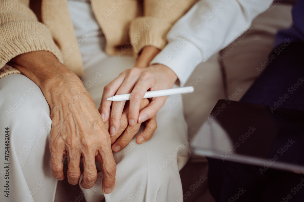 Obraz premium Mental health and elderly care concept.Close up hands of helping hands elderly home care.Arthritis person's hand in support of geriatric doctor or nursing caregiver.Mother and daughter. 