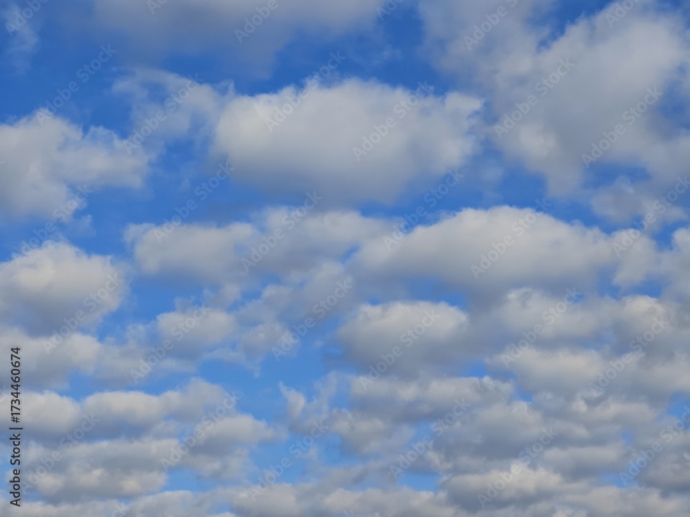 Naklejka premium Aufgelockerte Wolken