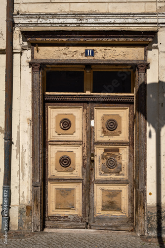 Verwitterte alte Haustür mit ornamentalem Schmuck an einem Wohnhaus in der Altstadt von Templin - Inschriften retuschiert