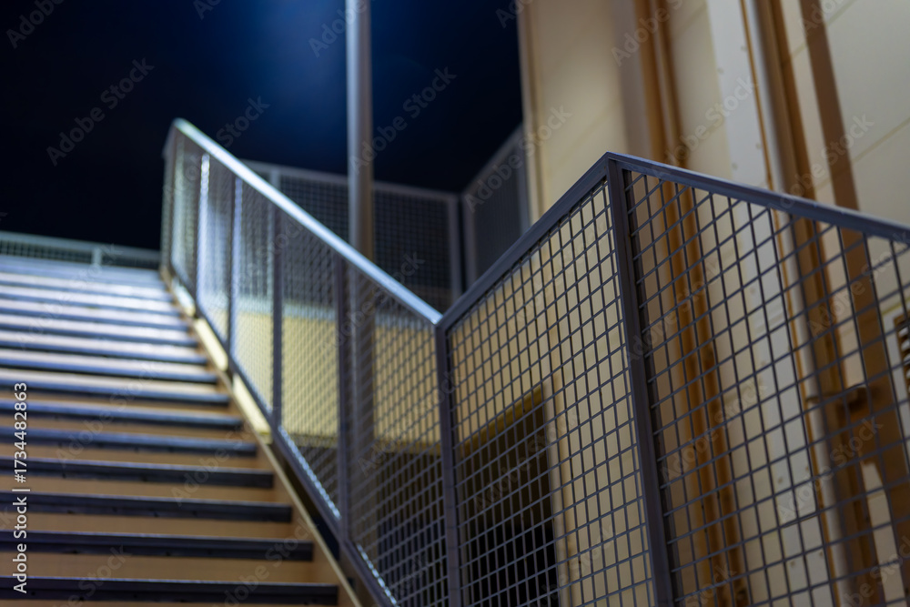 Fototapeta premium 夜の建築空間と幾何学的な階段デザイン
