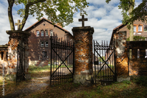 Stary, opuszczony cmentarz popołudniową porą