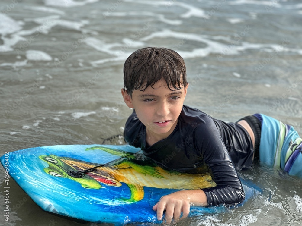 Obraz premium Little boy playing in florida in the beach cocoa beach 