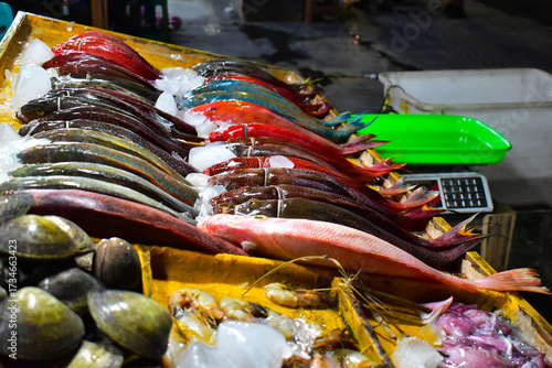 Fotografía Night fish market, colorful fish species, fresh cuttlefish, mussels, shrimps and