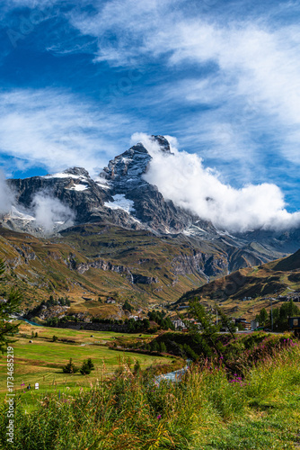 Il Cervino con i suoi 4478 metri di altitudine fa da cornice al paese di Breuil-Cervinia, rinomata meta turistica della valle d’Aosta