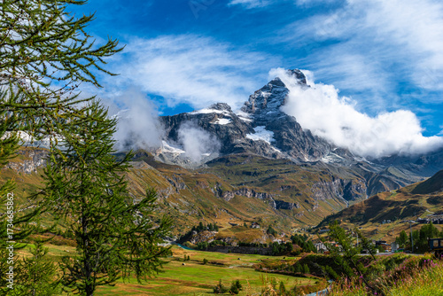 Il Cervino con i suoi 4478 metri di altitudine fa da cornice al paese di Breuil-Cervinia, rinomata meta turistica della valle d’Aosta