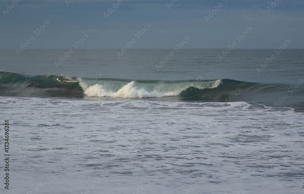 Fototapeta premium waves crashing on rocks