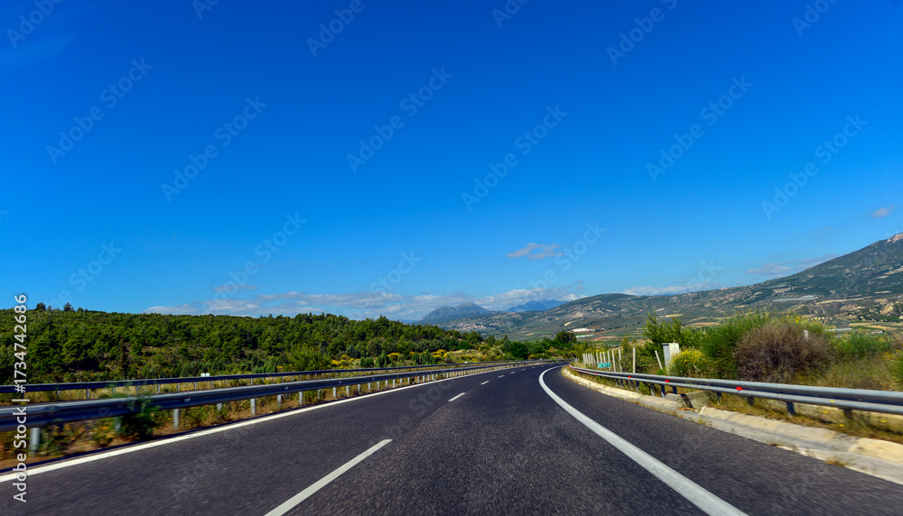 Fototapeta premium Autobahn Aftokinitodromos 7 / Αυτοκινητόδρομος von Korinth in Richtung Kalamata (Griechenland)