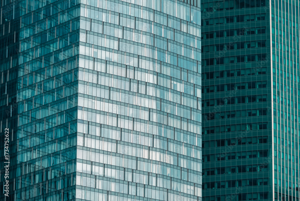 Obraz premium mirrored windows of the facade of an office building