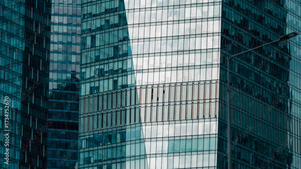 Obraz premium mirrored windows of the facade of an office building
