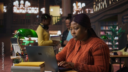 Fotografi African american positive librarian working in a peaceful public library, offering guidance, mentorship and academic expertise to students