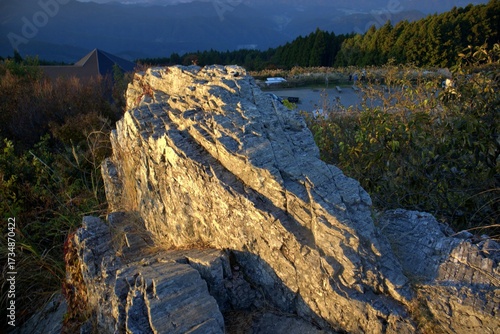 夕日に照らされる生石高原の岩