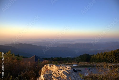 岩のテクスチャと秋の夕焼け空