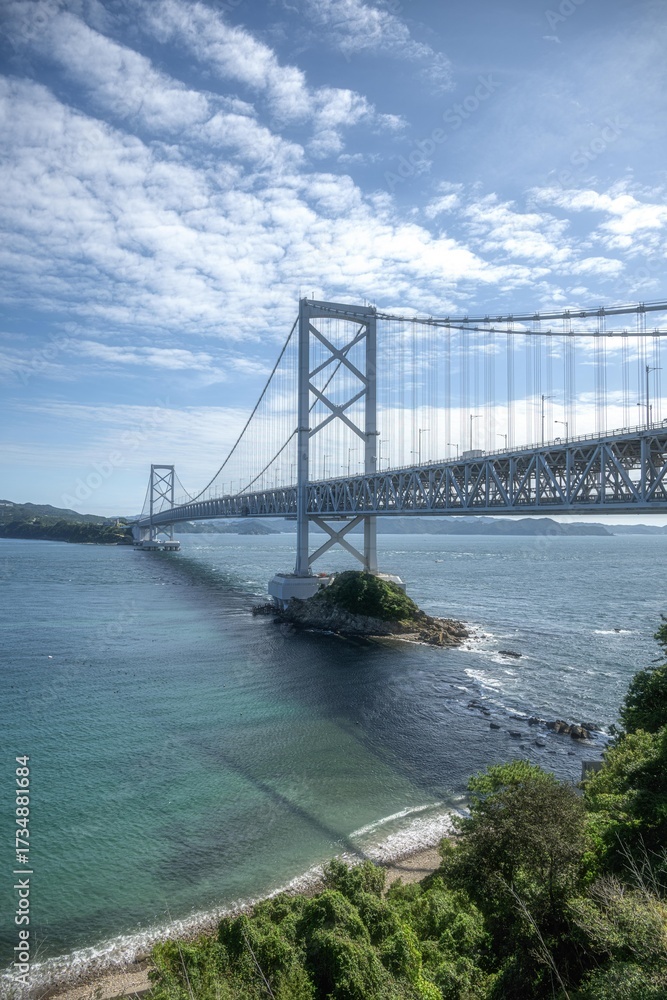 Naklejka premium 兵庫県南あわじ市 鳴門大橋と渦潮のある風景