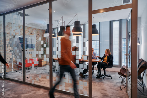 Fotografie In the dynamic hustle and bustle of a business environment, a group of young bus