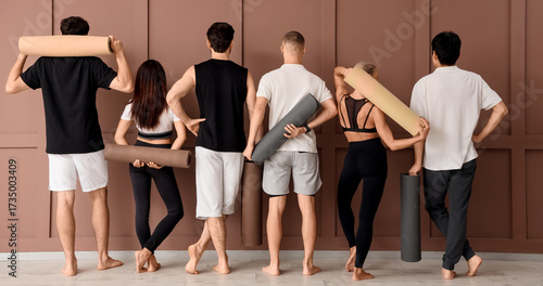 Group of sporty young peopl...