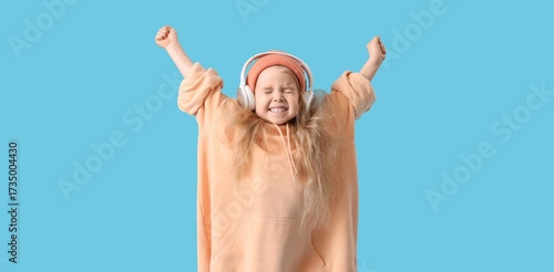 Happy little girl in oversi...