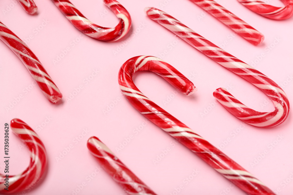 Fototapeta premium Christmas candy canes on pink background