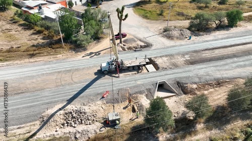 Compactadora trabajando en pavimentación de carretera, Maquinaria pesada en construcción vial