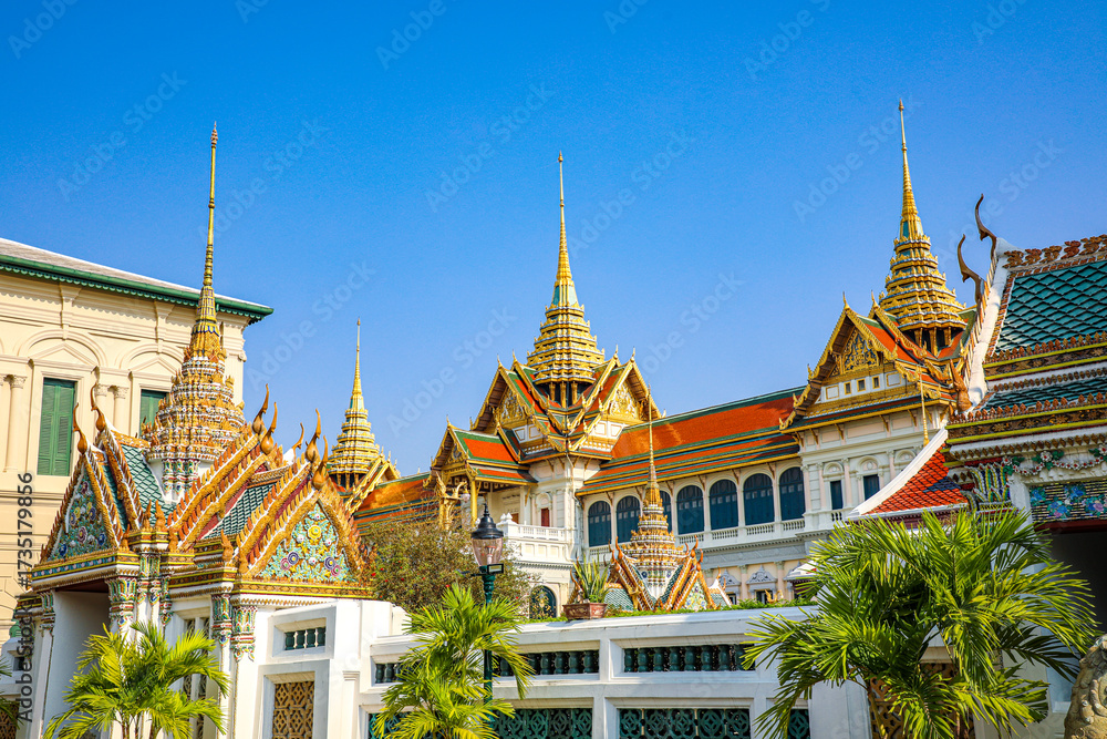 Obraz premium The Grand Palace was built same time as Bangkok. royal residences include Dusit Maha Prasat Throne Hall, Aphorn Phimok Prasat Throne Hall, Phiman Rattaya Throne Hall, Chakri Maha Prasat Throne Hall.