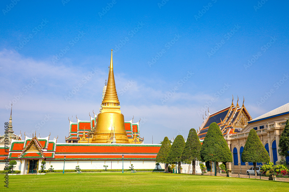 Naklejka premium The Grand Palace was built same time as Bangkok. royal residences include Dusit Maha Prasat Throne Hall, Aphorn Phimok Prasat Throne Hall, Phiman Rattaya Throne Hall, Chakri Maha Prasat Throne Hall.