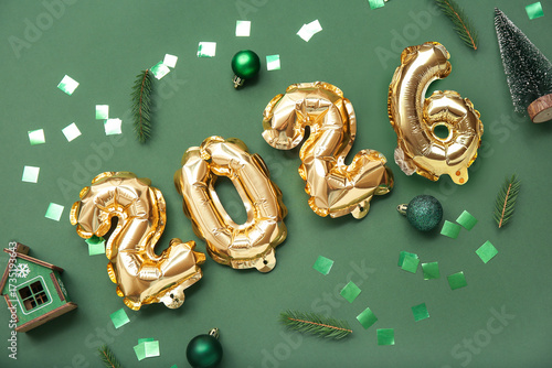 Golden 2026 foil balloons w...