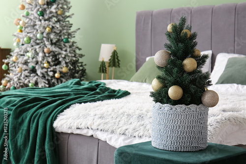 Cozy christmas bedroom inte...