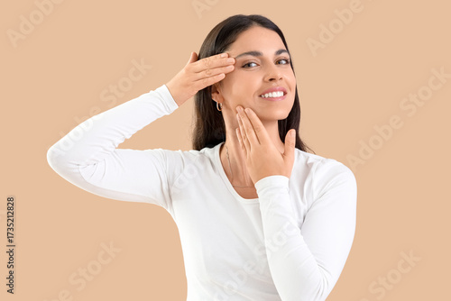 Young woman doing face buil...