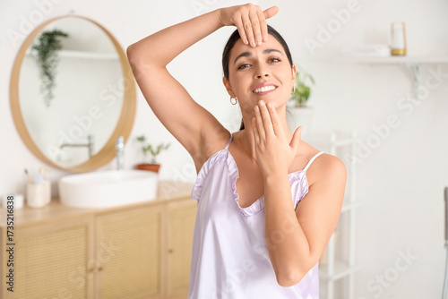 Young woman doing face buil...